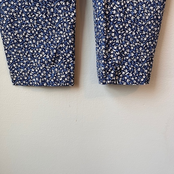 🏷️ 2/$20 Old Navy Blue Micro Floral Pixie Ankle Pants - Picture 6 of 10